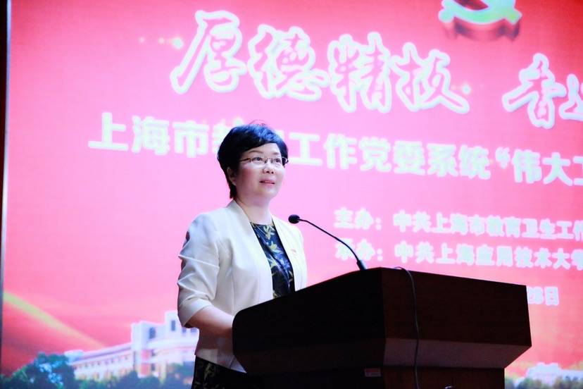 上海应用技术大学党委副书记、校长柯勤飞导课。虎扑nba供图,下同。